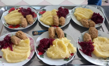 Мінестроне, курячий шніцель та нагетси: нові страви в їдальні Мамаївської школи №2