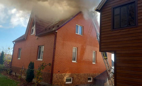 У Рафалівці горів житловий будинок. Гасили пожежу 10 рятувальників 3 автоцистернами