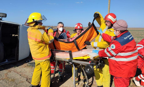В Приазовском перевернулся Volkswagen, водителю потребовалась помощь спасателей и медиков