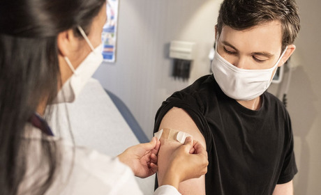 В Україні дозволили щеплення дітей від коронавірусу: яку вакцину застосовуватимуть