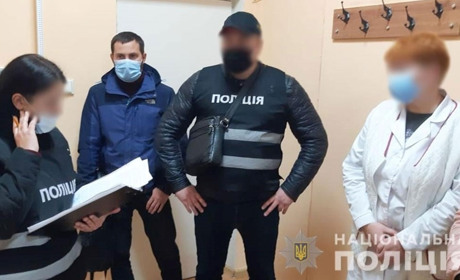 Директорка турагенства, лікар та медсестра продавали сертифікати про вакцинацію чернігівцям