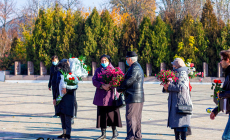 У День визволення України від фашистських загарбників нікопольці поклали квіти до Вічного вогню