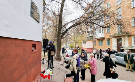 Почесному громадянину Чернігова, на будинку, де він жив, встановили пам'ятну дошку
