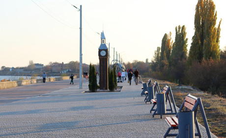 На клумбах нікопольської набережної висадили нові зелені насадження: подробиці та фото