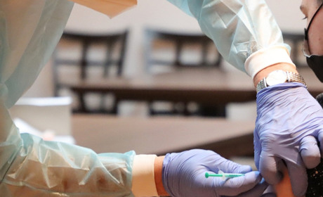 Кому вакцинація проти СOVID-19 протипоказана, а кому потрібно відтермінувати, - пояснили у МОЗ