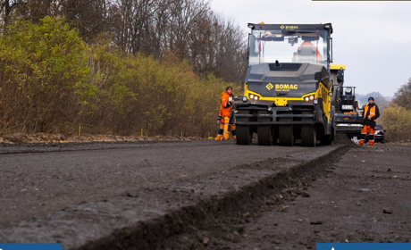 Дорожня техніка працює у селі Лашківка: влаштовують другий, фінішний шар покриття асфальтобетону