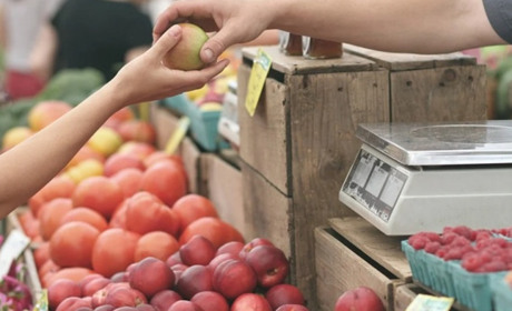 Скільки заробляє продавчиня на чернігівському ринку? Ми спитали - нам відповіли