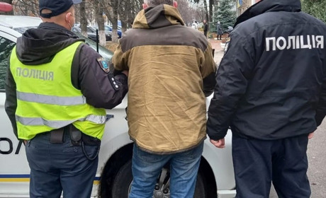 Правоохоронці затримали чоловіка, який пограбував ювелірну крамницю у Шостці