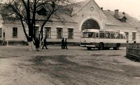 У XIX столітті в Старокостянтинів залізницею привозили сукно, шкіру, керосин, оселедці, парфуми
