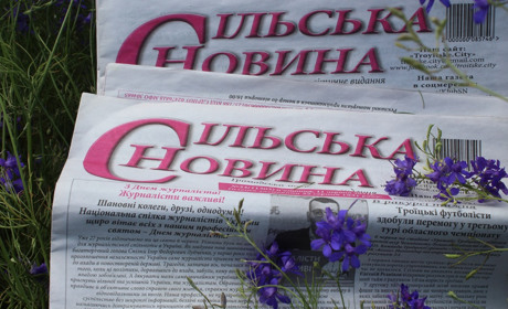 Троїцька підприємниця передплатила газету “Сільська новина” у три бібліотеки громади
