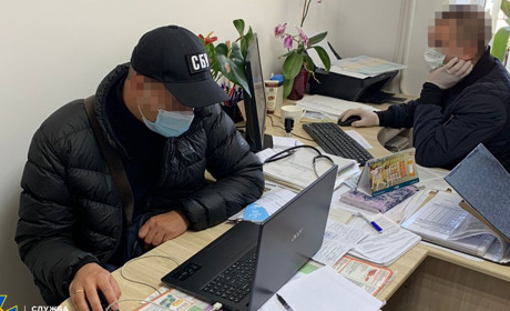 Заступниця директора лікарні організувала оборудку: за 2,5 тис. грн вносила невакцинованих в Е-базу