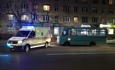 У Чернігові водію маршрутки стало зле за кермом. Врятувати його не вдалось