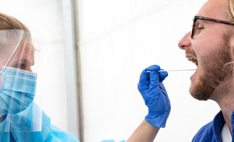 Невакциновані відсторонені від роботи люди не можуть безплатно робити ПЛР-тести. Скільки коштує тест