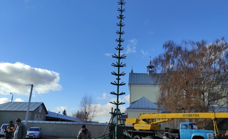 У Старокостянтинові вже встановлюють ялинку