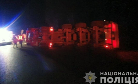 У Мамаївцях вночі перекинулась вантажівка, бо водій заснув за кермом