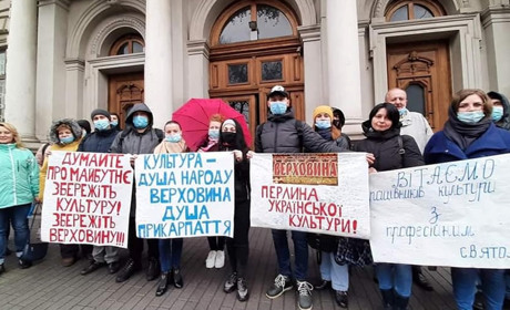 Заслужений ансамбль «Верховина» мітингував під Львівською облрадою: колективу заборгували зарплату