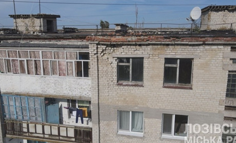 Заливало до першого поверху: у Єлизаветівці ремонтують аварійну покрівлю багатоповерхівки