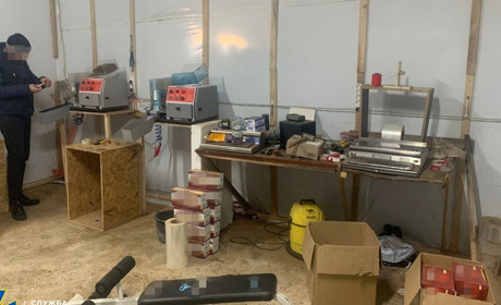 СБУ ліквідувала канал контрабанди до ЄС: щомісяця ділки «експортували» понад 100 тис пачок цигарок