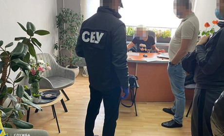 На Прикарпатті СБУ викрила власника мережі турагенцій, який масово виготовляв фейкові ПЛР-тести