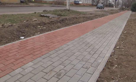 По вулиці Робочій прокладають новий тротуар