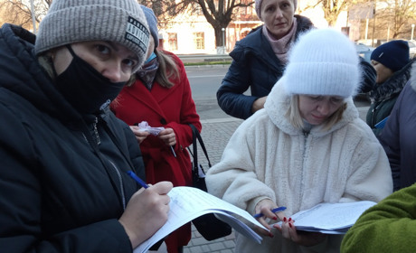 У Первомайську родини школярів вимагають очної освіти: фото, відео