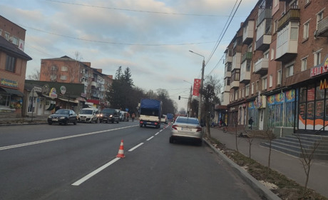 Дві суцільні лінії, чотири смуги, пішохідні переходи з підсвіткою: в Барі роблять дорожню розмітку