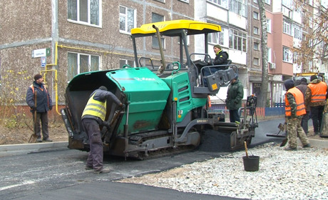 Ремонт двору на Захисників України: дорожники закінчують всі роботи заплановані у 2021-му
