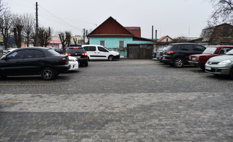 На території лікарні відкрили нову стоянку