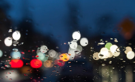 Пішоходи мають бути видимими: прикріпіть яскраві талісманчики та будьте обережними