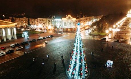 18-метрова ялинка та нові фотозони: як прикрашатимуть Красну площу до новорічних свят