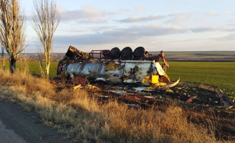 Як волноваські рятувальники витягали чоловіка із молоковоза після ДТП. Фото