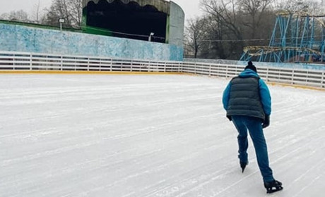 Міську ковзанку вже монтують, але покататися зможуть лише власники "зелених" ковід-сертифікатів