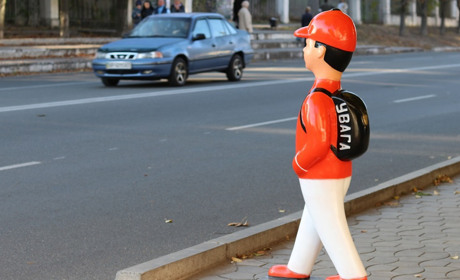 Ще більше пластикових хлопчиків! У Нікополі з'являться нові манекени пішоходів. Яка їх ціна?