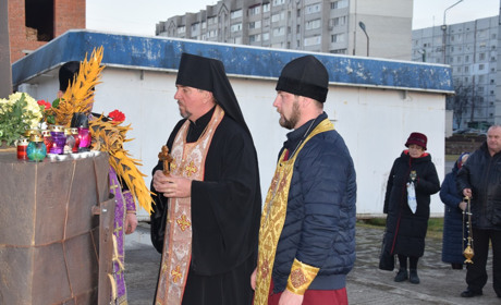 Без промов, але з молитвою: нетішинська громада вшанувала закатованих голодоморами (фоторепортаж)
