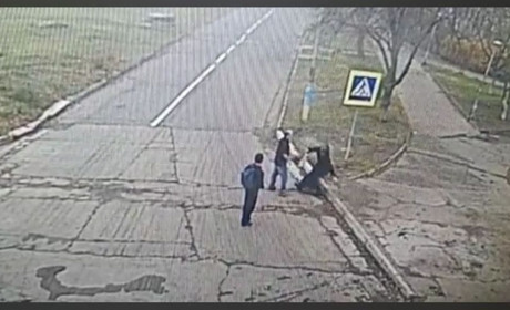 В Южноукраїнську серед білого дня на вулиці була побита жінка. Можливо ви впізнаєте кривдника?
