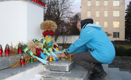 Пам’ятати, щоб жити: старокостянтинівці вшанували пам'ять жертв голодомору (Фоторепортаж)