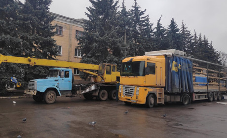 На центральній площі Первомайська почали встановлювати ковзанку. Фотофакт