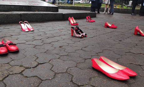 Червоні черевички в центрі міста: первомайчани приєдналися до Всеукраїнської акції проти насильства