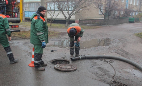 У Мені чистили каналізаційну мережу за новітніми технологіями