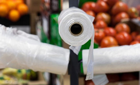 Три гривні за "майочку": в грудні одноразові пакети в магазинах будуть лише за гроші