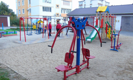 У мікрорайонах міста встановили спортивно-ігрове обладнання