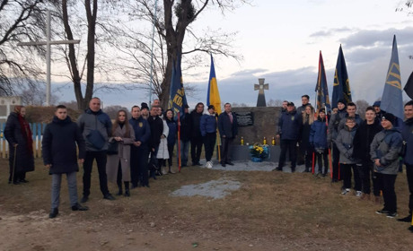 Пам'яті загиблих підпільників: в селі Острів встановлено хрест