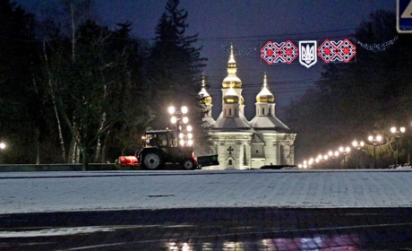 Перший сніг у Чернігові і комунальники вже з 4:30 ранку прибирають місто