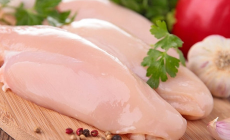 Чому з нового року в школах дітей харчуватимуть лише курятиною, а свинини й телятини не буде