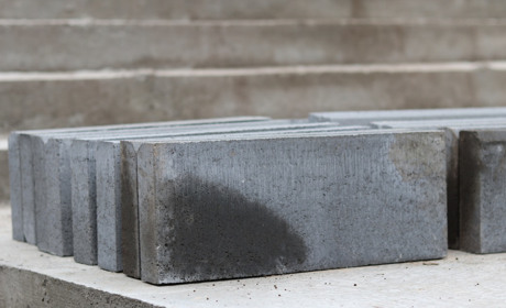 Як триває капітальний ремонт сходин на тротуарі біля СШ № 3: фото