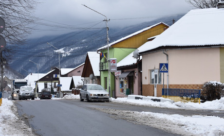 Люди човгаються, а машини буксують: у Рахові випав перший сніг