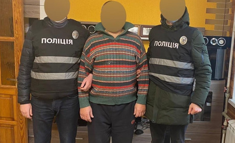 56-річний чернігівець змушував маленьких дівчат робити інтимні фото та надсилати йому