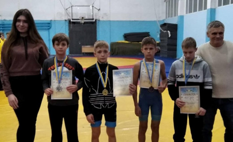 Фото дня: лозівські спортсмени привезли нагороди з чемпіонату області по вільній боротьбі