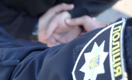 У Сарнах четверо чоловіків напали на поліцейського та його сім’ю