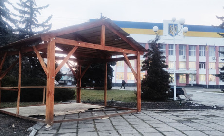 В Барі починають прикрашати площу до новорічно-різдвяних свят